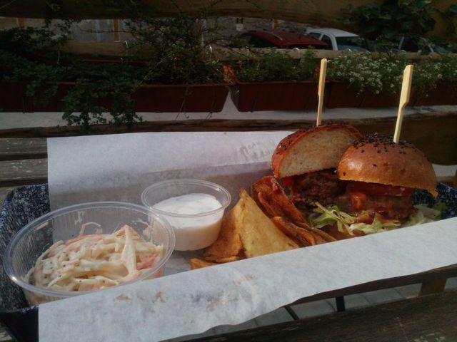 A Kandalló Kert nyitva, és mi végigkóstoltuk az összes burgerét!