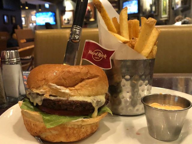Mini és vega burgerek a Hard Rock kínálatában