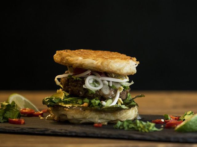 Úristen, ez tényleg a pho leves egy burgerben?