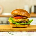 #HamburgerHétfő: A tökéletes sajtburger receptje - videóval!