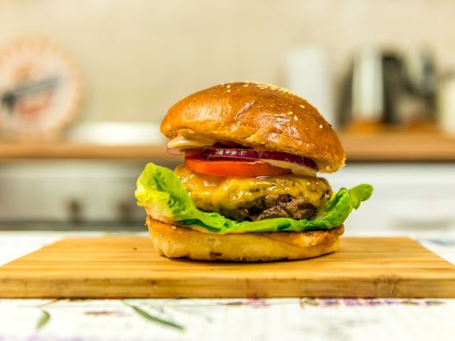 #HamburgerHétfő: A tökéletes sajtburger receptje - videóval!