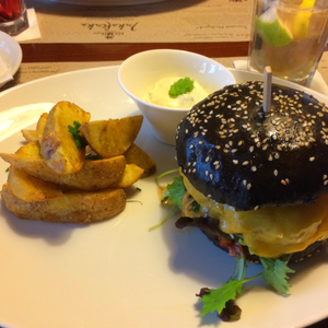 Japán lehúzhatja magát, mert itt a fekete burger a VakVarjúban!