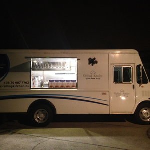 Itt egy újabb food truck: Rolling Kitchen
