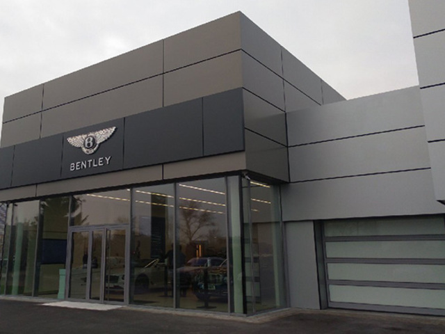 Már a jövő évi készlet fele is elfogyott - Megnyílt a Bentley Budapest!