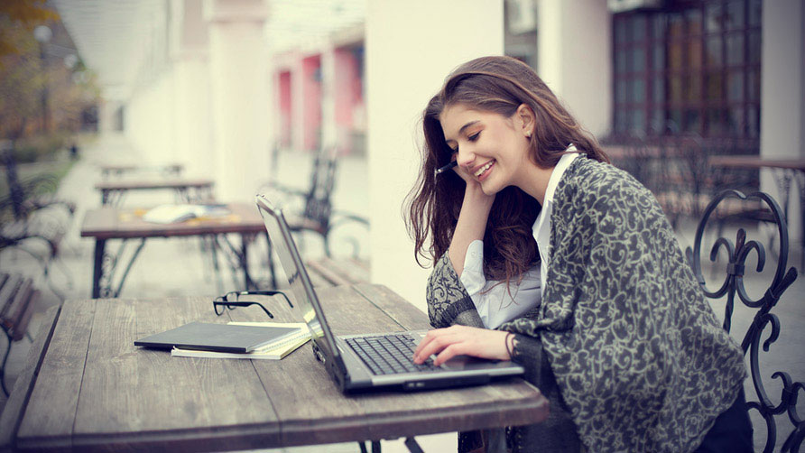 smiling-young-woman-with-laptop-outdoors-tegonitycom.jpg