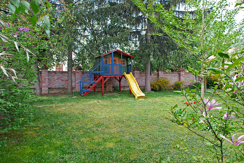 Borostyán Vendégház - ez a kert a gyerekeknek is buli