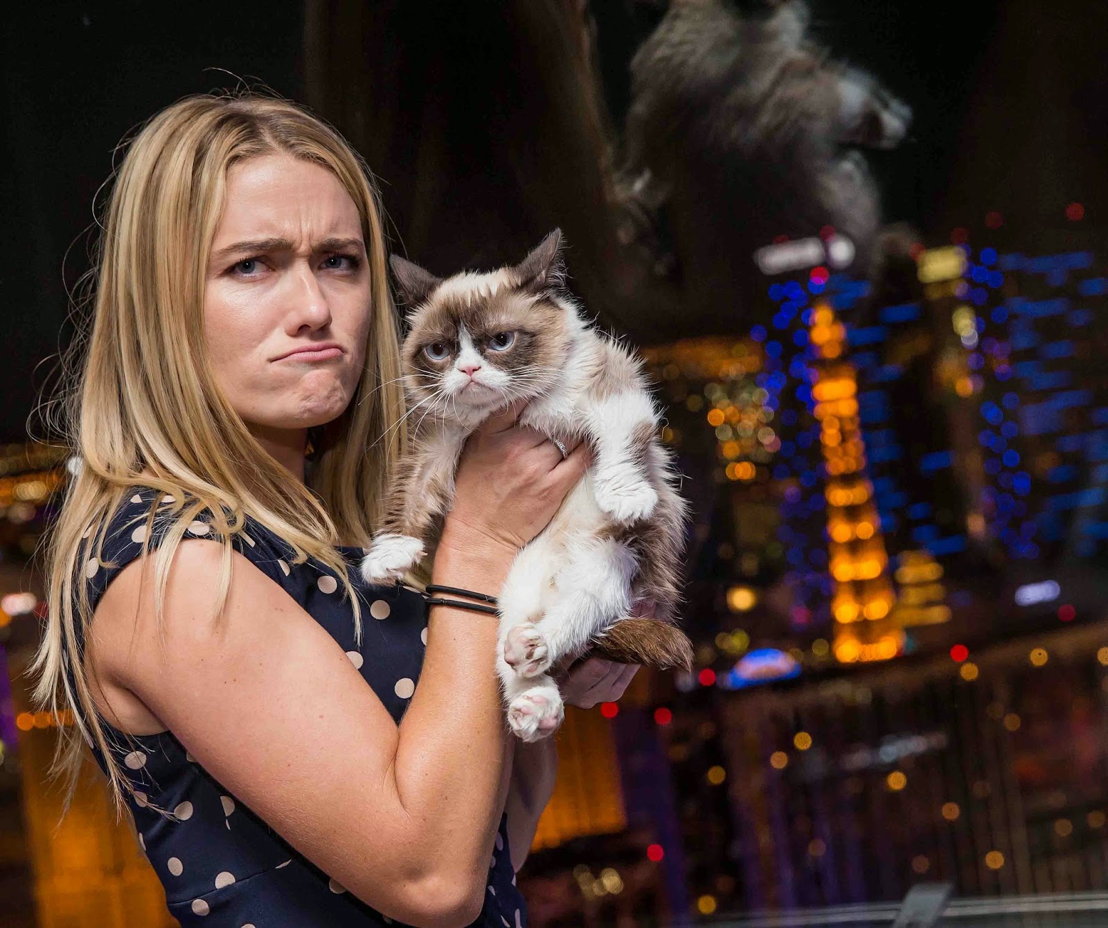 grumpy_cat_owner_tabatha_bundesen_and_grumpy_cat.jpg