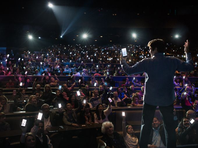 635572237771800356-david-with-audience-smart-phones.jpg