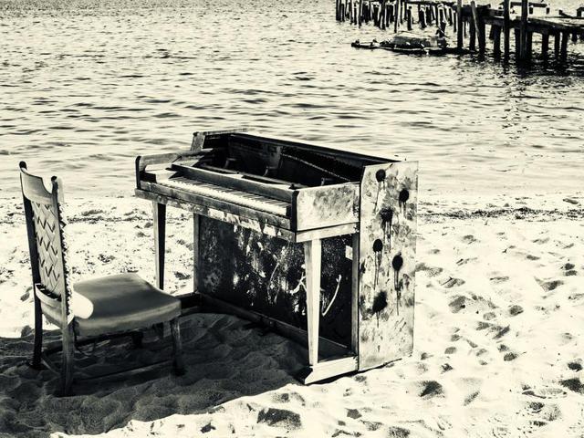 Zongora a Tisza parton