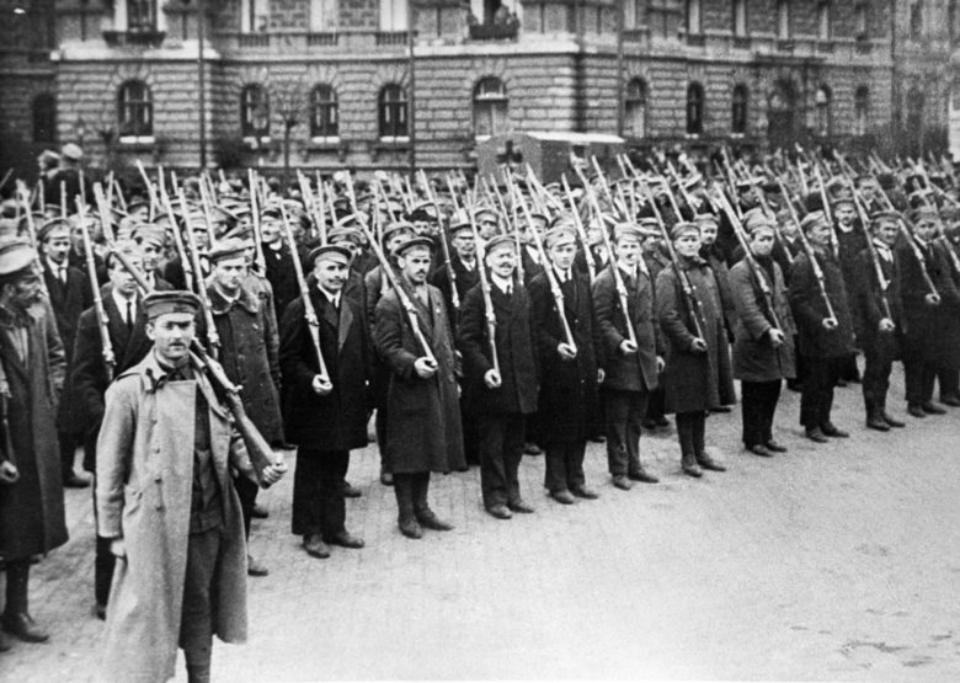 armed_workers_in_front_of_andrassy_94.jpg