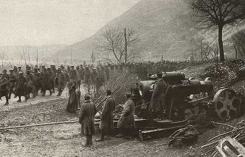 austrian_30_5_cm_artillery_and_rumanian_prisoners.jpg
