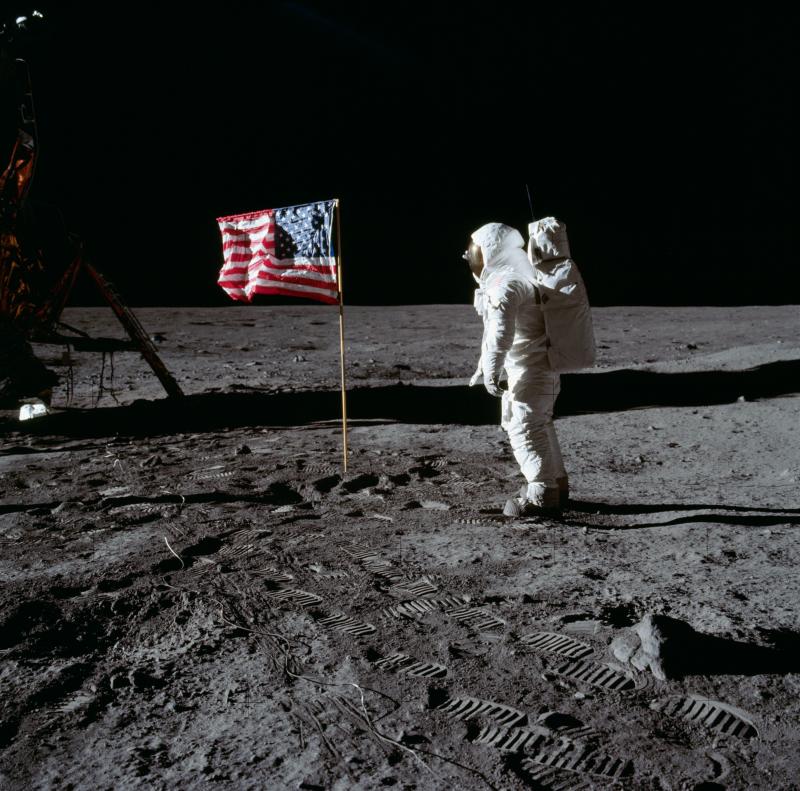 buzz_aldrin_and_the_u_s_flag_on_the_moon_gpn-2001-000012.jpg