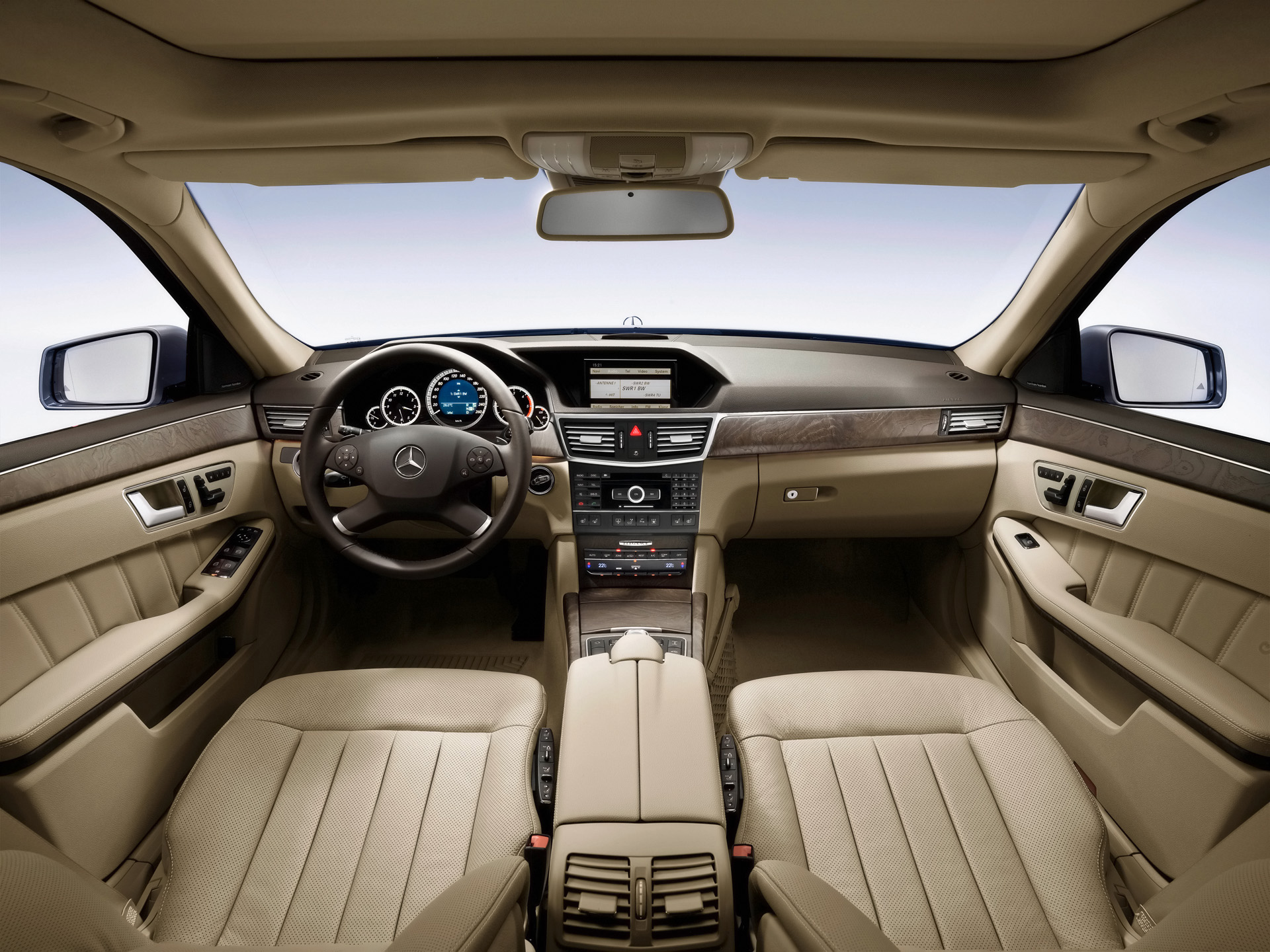 2010-Mercedes-Benz-E-Class-Interior-2-1920x1440.jpg