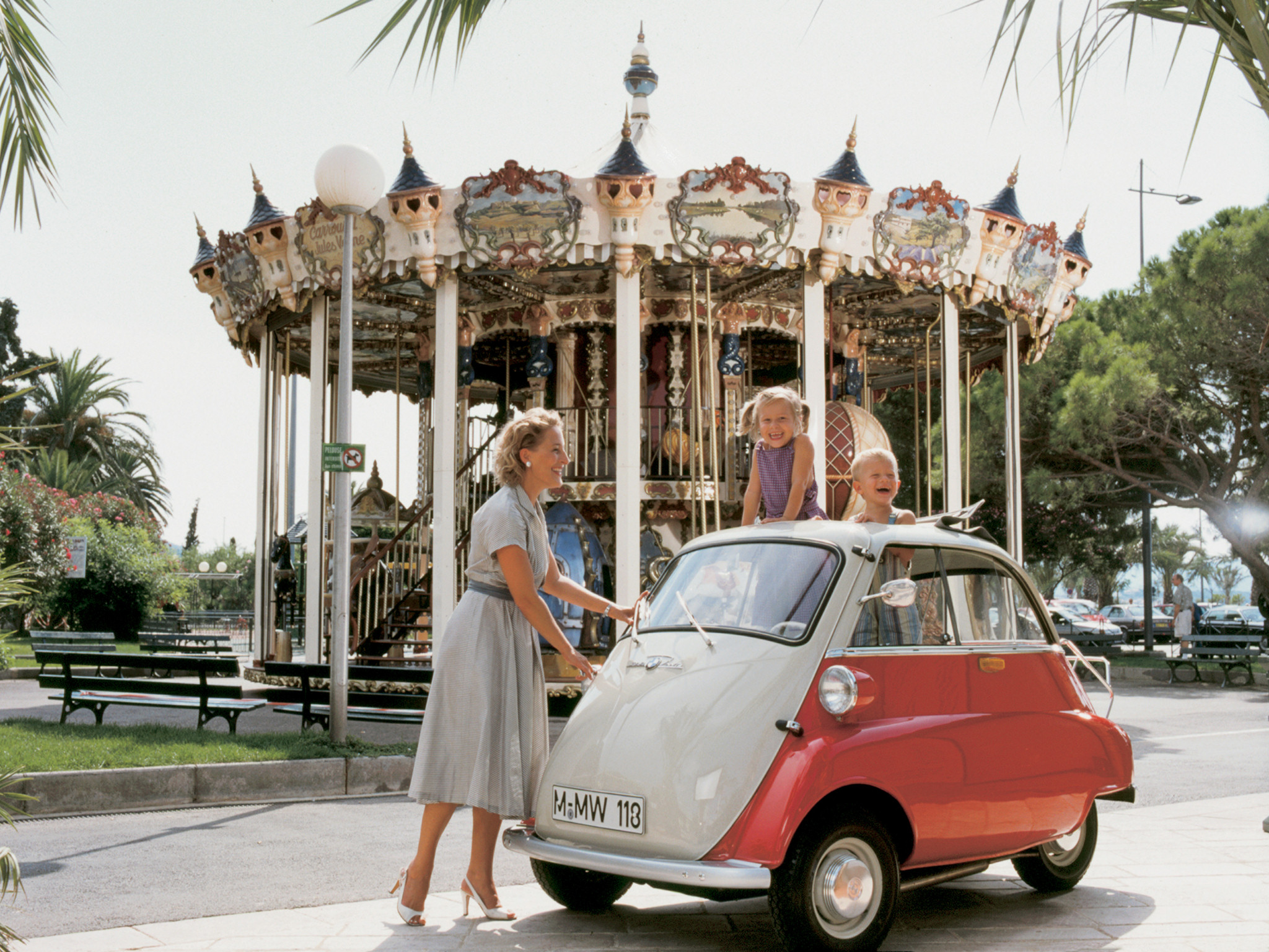 Az ötvenes évek elejéig kellett várni a következő BMW-kre. A BMW Isetta 1955-ben érkezett. Valószínűleg a gyerekek kényelmesen elférnek benne. Csináltak belőle egy hosszabb változatot, nagyobb motorral, BMW 600 néven, amit a Bogár ellen szántak, de az még a Bogárhoz képest is egy komolyalan próbálkozás volt.<br />