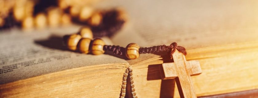 rosary-with-cross-laying-on-a-bible-book-u3kslna-840x320.jpg