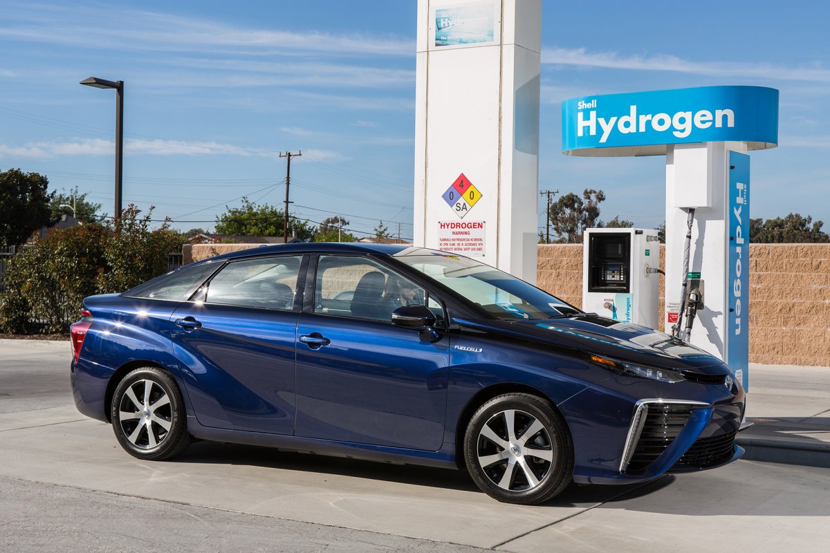 the-toyota-mirai-can-drive-for-312-miles-before-needing-a-refuel-and-reaches-a-top-speed-of-111-miles-per-hour.jpg