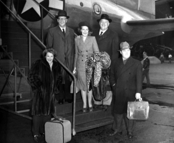 04the_arrival_at_la_guardia_air_posrt_in_new_york_october_1945_from_left_maria_melchior_herman_eriksson_anna-lisa_lauritz_melchior_and_jussi.jpg