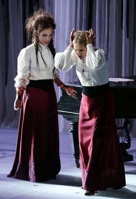 allison-cook-and-miah-persson-in-turn-of-the-screw-brescia-e-armisano-teatro-alla-scala-e1473864533668.jpg