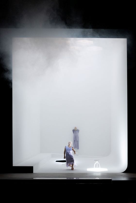 https_www_staatsoper-berlin_de_downloads-b_de_media_39117_a836e64407e5d60df95e38b1184bfd1b_makropulos_b_180.jpg