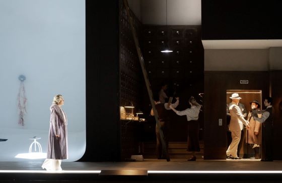 https_www_staatsoper-berlin_de_downloads-b_de_media_39121_43fe163fbf85e597e57bce8cb3fec355_makropulos_b_209.jpg