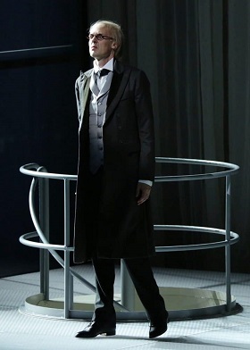 ian-bostridge-as-peter-quint-in-turn-of-the-screw-brescia-e-armisano-teatro-alla-scala-e1473864561579.jpg