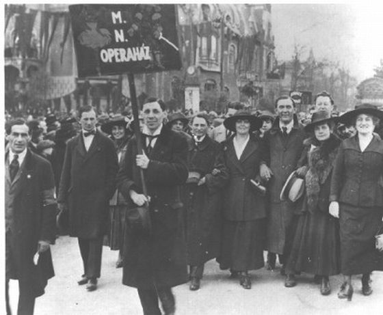 operaházi tagok felvonulása 1919 május 1.jpg