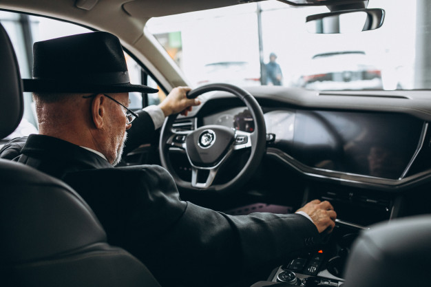 ke_p_blog_2021_senior-man-sitting-inside-car_1303-18973.jpg