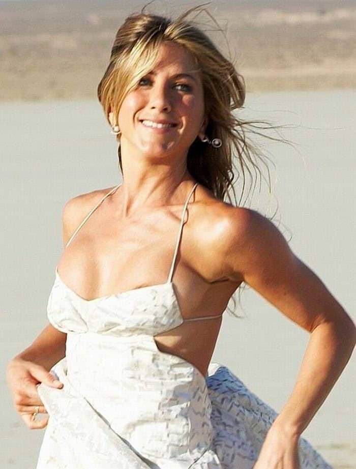 jennifer-aniston-nip-slip-2.jpg