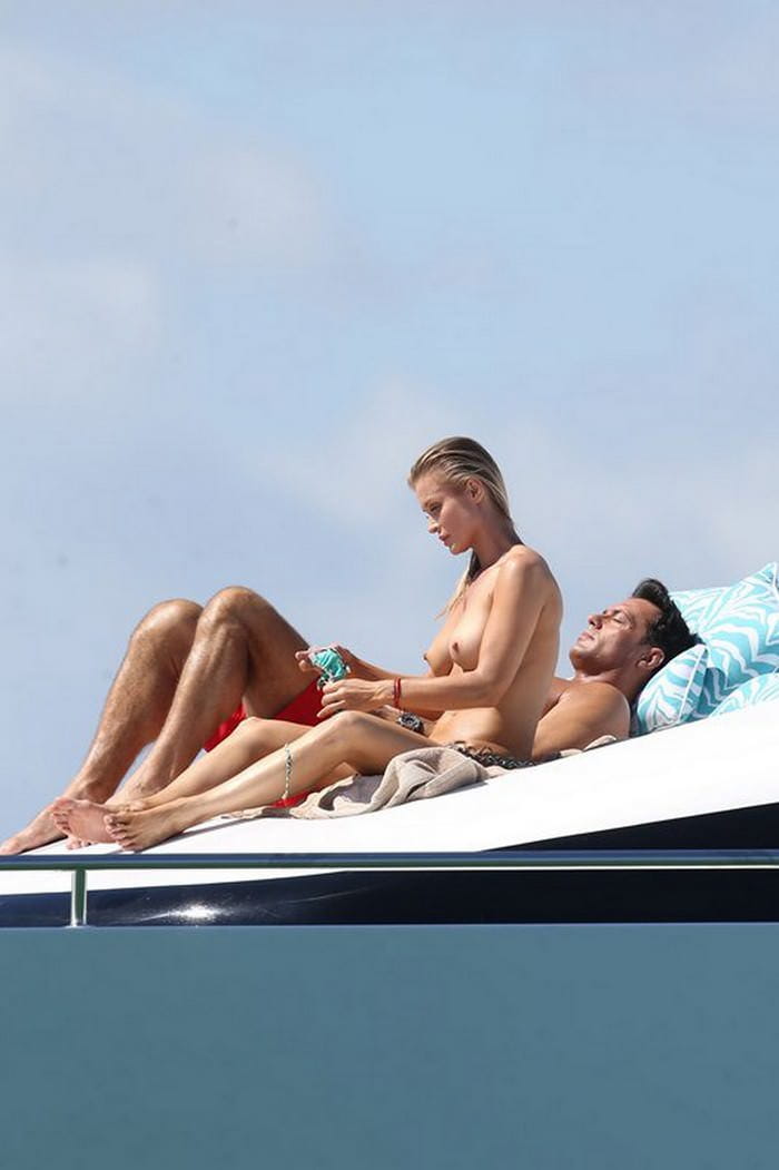 joanna-krupa-topless-on-yacht-in-miami-4.jpg