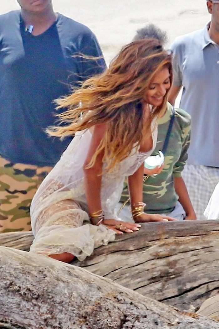 nicole-scherzinger-nip-slip-on-the-set-of-her-new-music-video-in-malibu-3.jpg