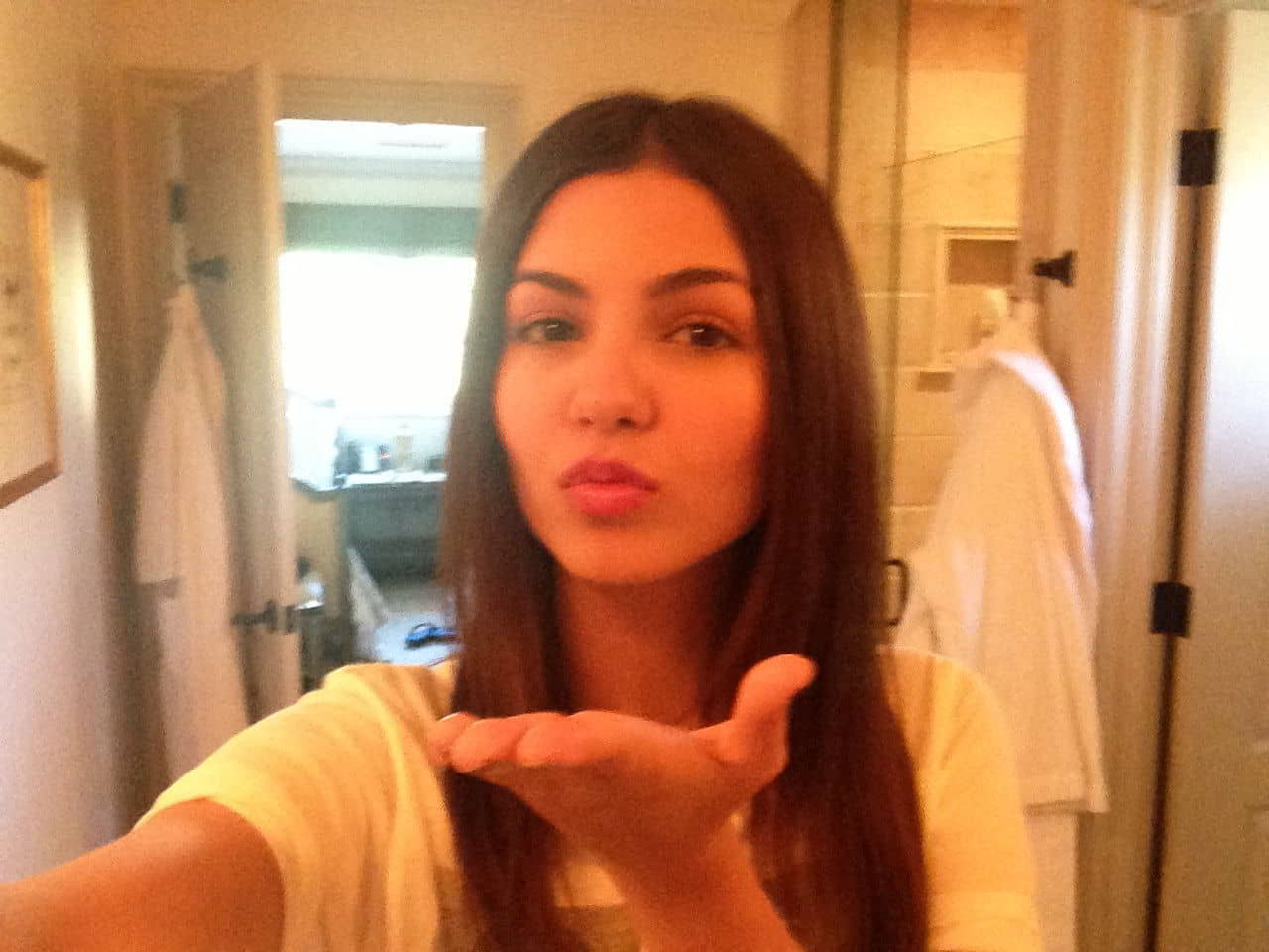 victoria-justice-leaked-cellphone-pictures-9_1.jpg