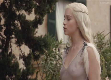 Emilia_Clarke-Game_Of_Thrones_S1E01-03.jpg