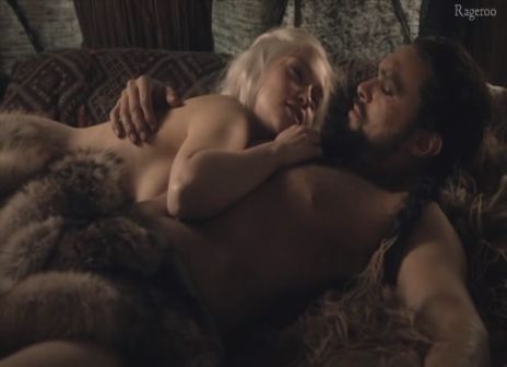 Emilia_Clarke-Game_Of_Thrones_S1E03.jpg