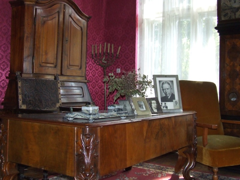 Ciucea_castle_-_Octavian_Goga_desk.jpg