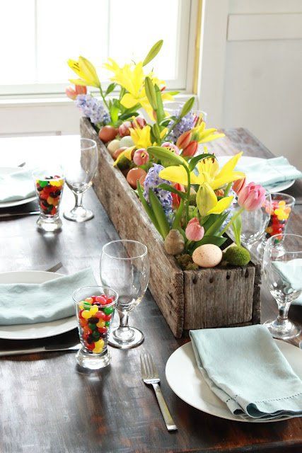 Néhány szál virág, pár darab tojás, egy régi virágláda, és már el is készült a trendi asztali díszünk!