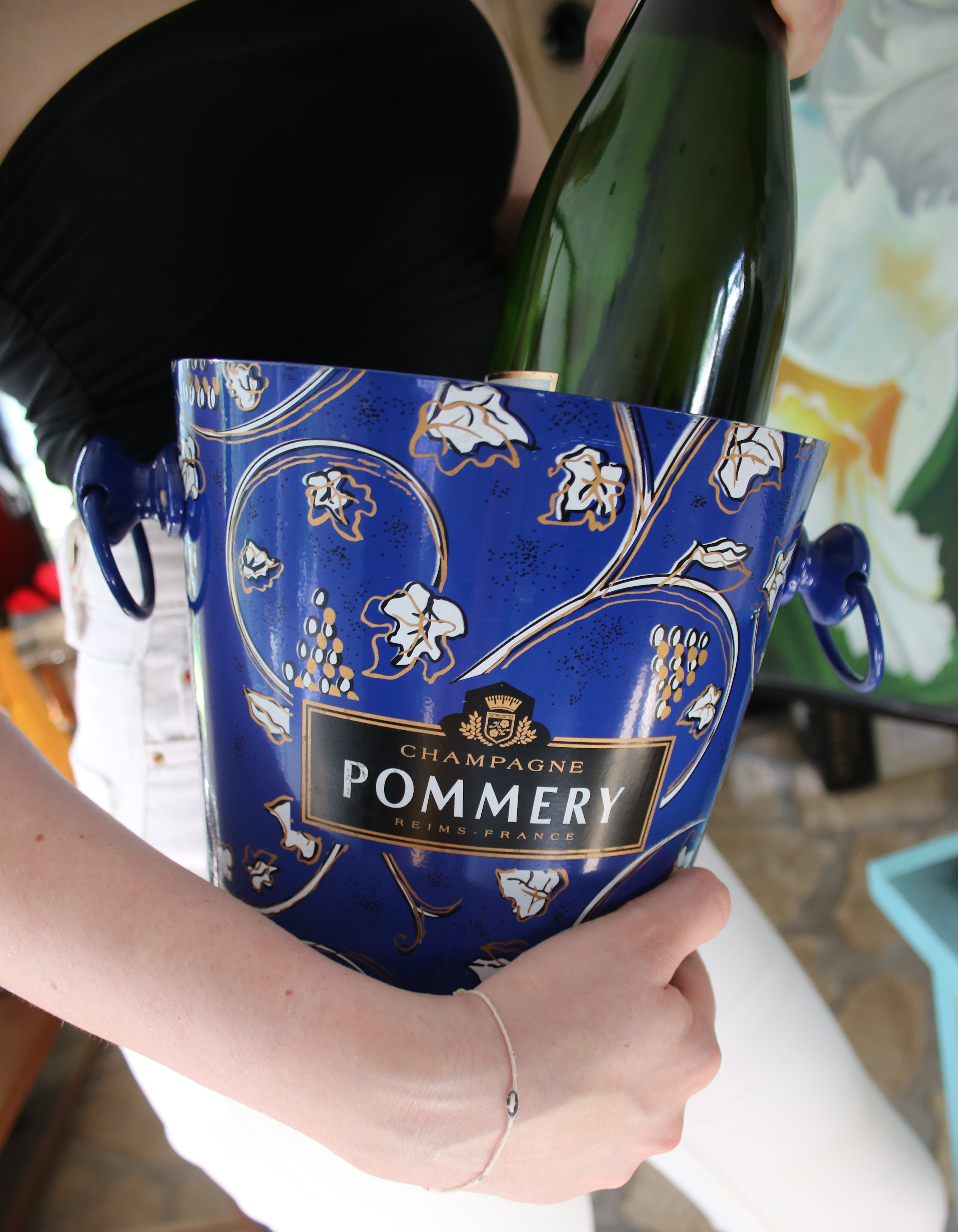blue_ice_bucket_for_a_bottle_of_pommery_champagne_decor_blue_leaves_and_grapes_2.JPG