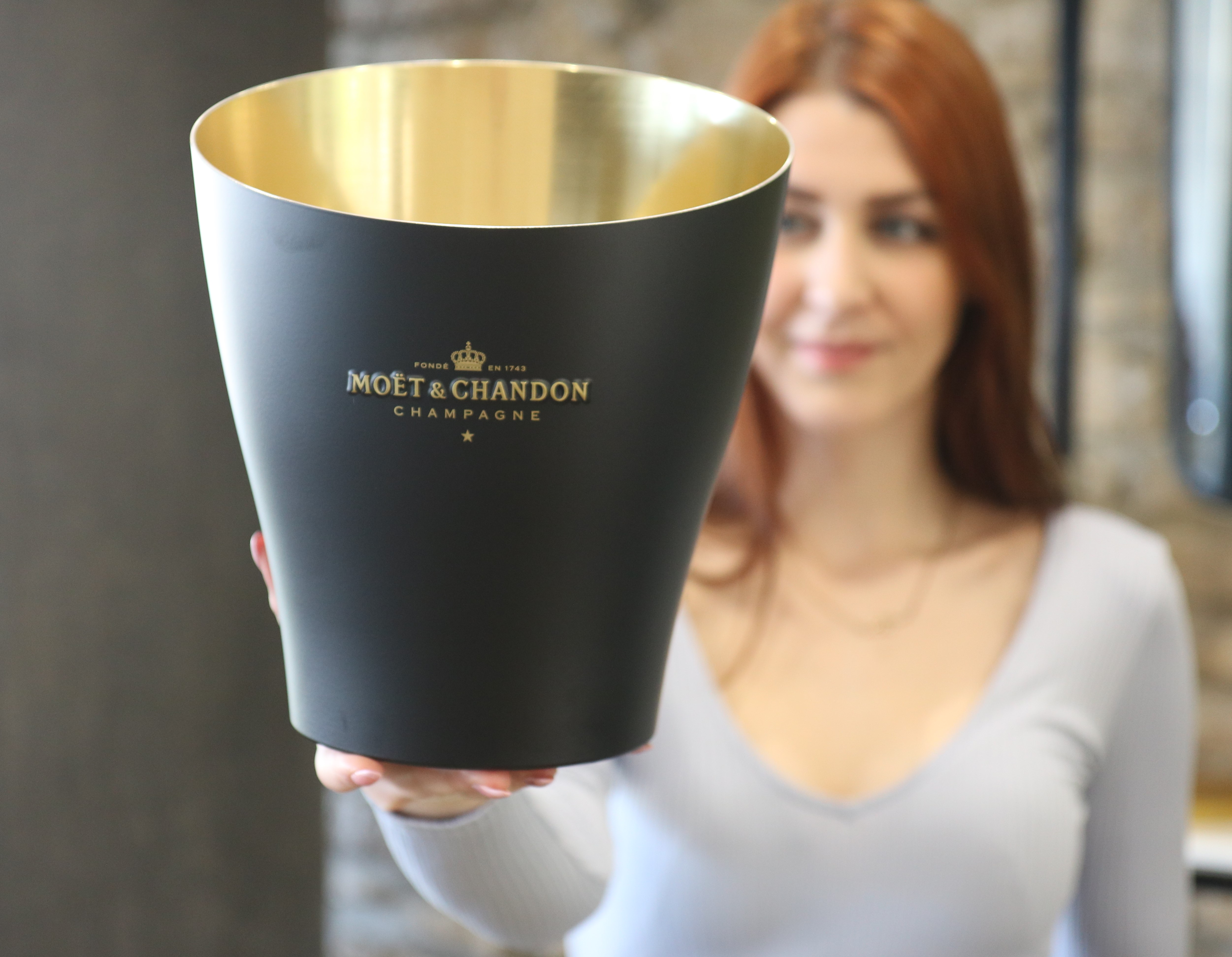 mo_t_chandon_champagne_bucket_in_gold_and_black_color_2020_design_champagneclub_13.JPG