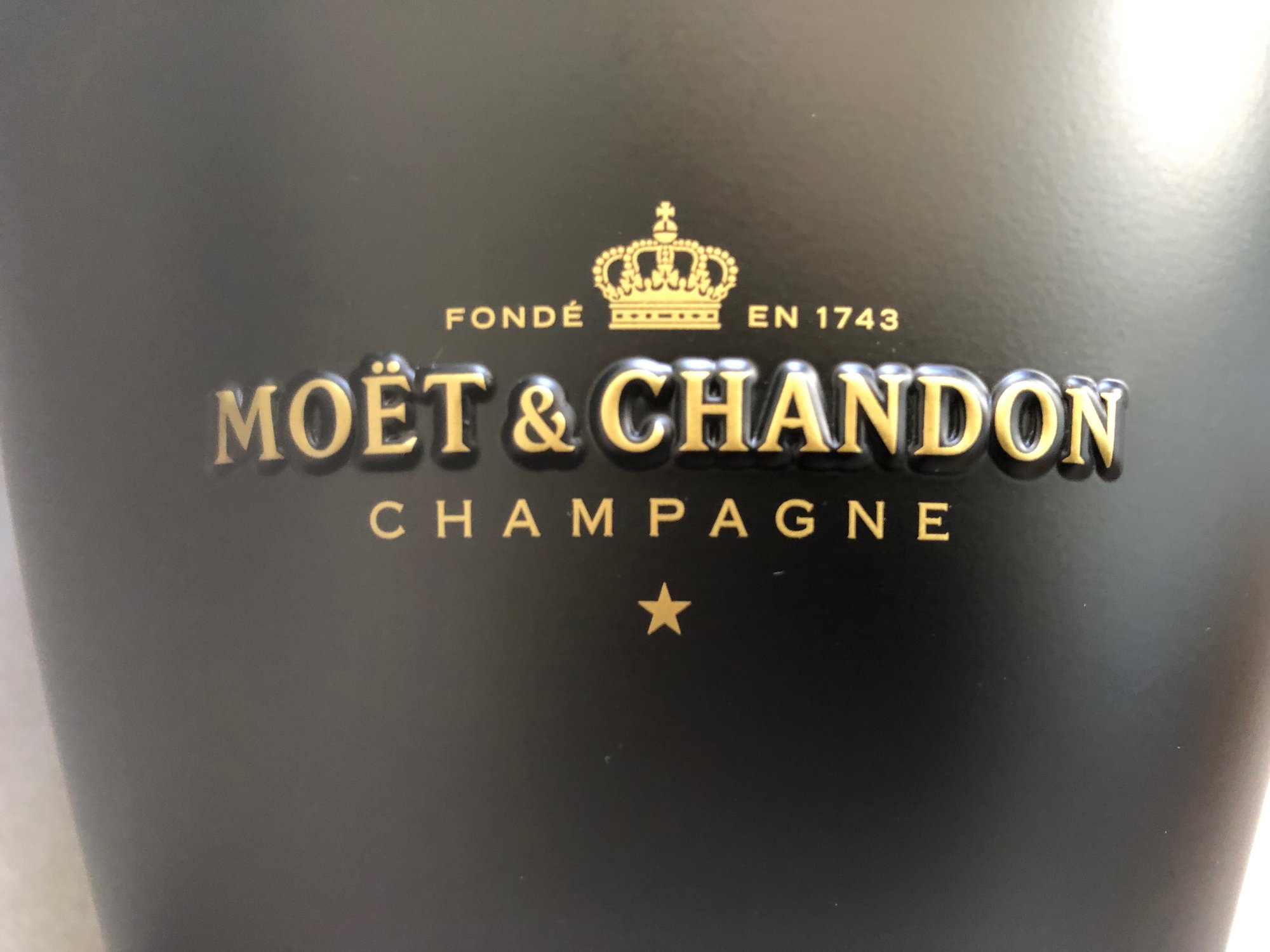 mo_t_chandon_champagne_bucket_in_gold_and_black_color_2020_design_champagneclub_6.JPG