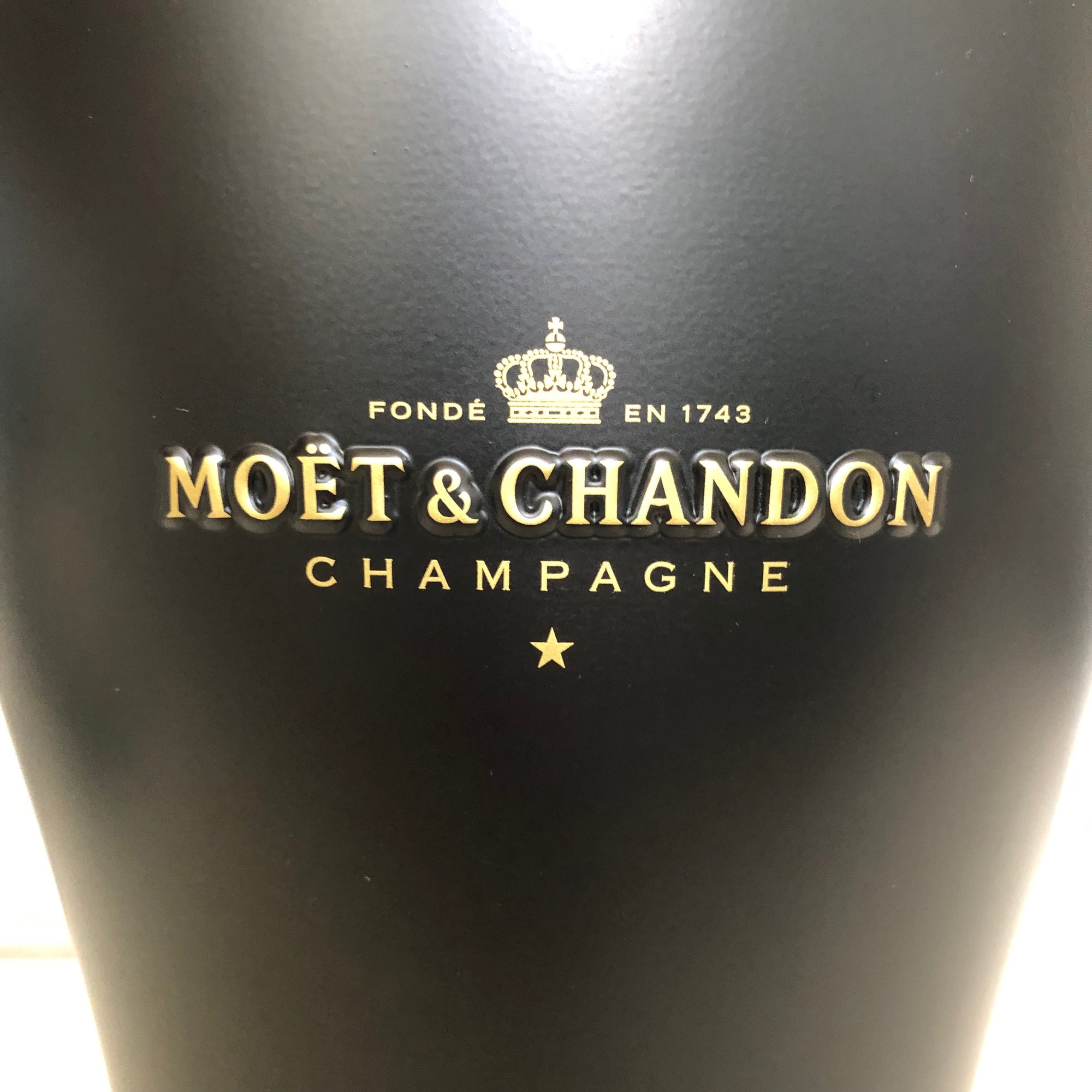 mo_t_chandon_champagne_bucket_in_gold_and_black_color_2020_design_champagneclub_7.JPG