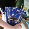 Virág mintás kék színű pezsgős vödör a Pommery Champagne háztól