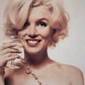 Marilyn Monroe kipróbálja a pezsgőben fürdést, ekkor 350 pezsgőt öntött a kádjába.
