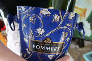 Virág mintás kék színű pezsgős vödör a Pommery Champagne háztól