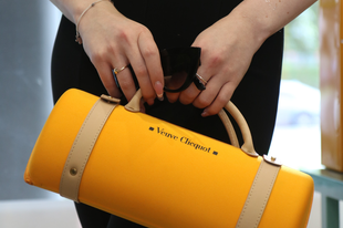 A Louis Vuitton és a Veuve Clicquot együttműködésében készült a City Traveller Bag