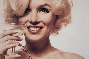 Marilyn Monroe kipróbálja a pezsgőben fürdést, ekkor 350 pezsgőt öntött a kádjába.