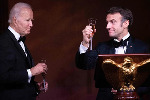 Két neveletlen világfi: Biden Macron és a pezsgőspohár