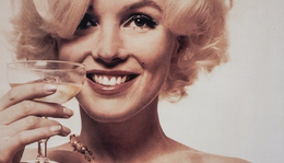 Marilyn Monroe kipróbálja a pezsgőben fürdést, ekkor 350 pezsgőt öntött a kádjába.