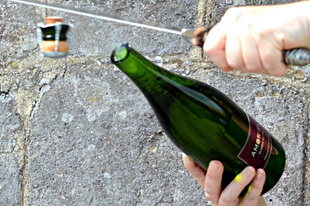 Hogyan kell karddal kinyitni egy üveg pezsgőt?