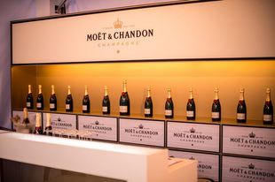 Moët & Chandon Pezsgő Est berendezése Hong Kongban