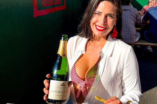 Ez a kedves amerikai hölgy megmutatja nekünk hogy itt Európában hogy ne igyunk pezsgőt