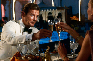Sztárok, akik szeretik a buborékokat: James Bond (Roger Moore)